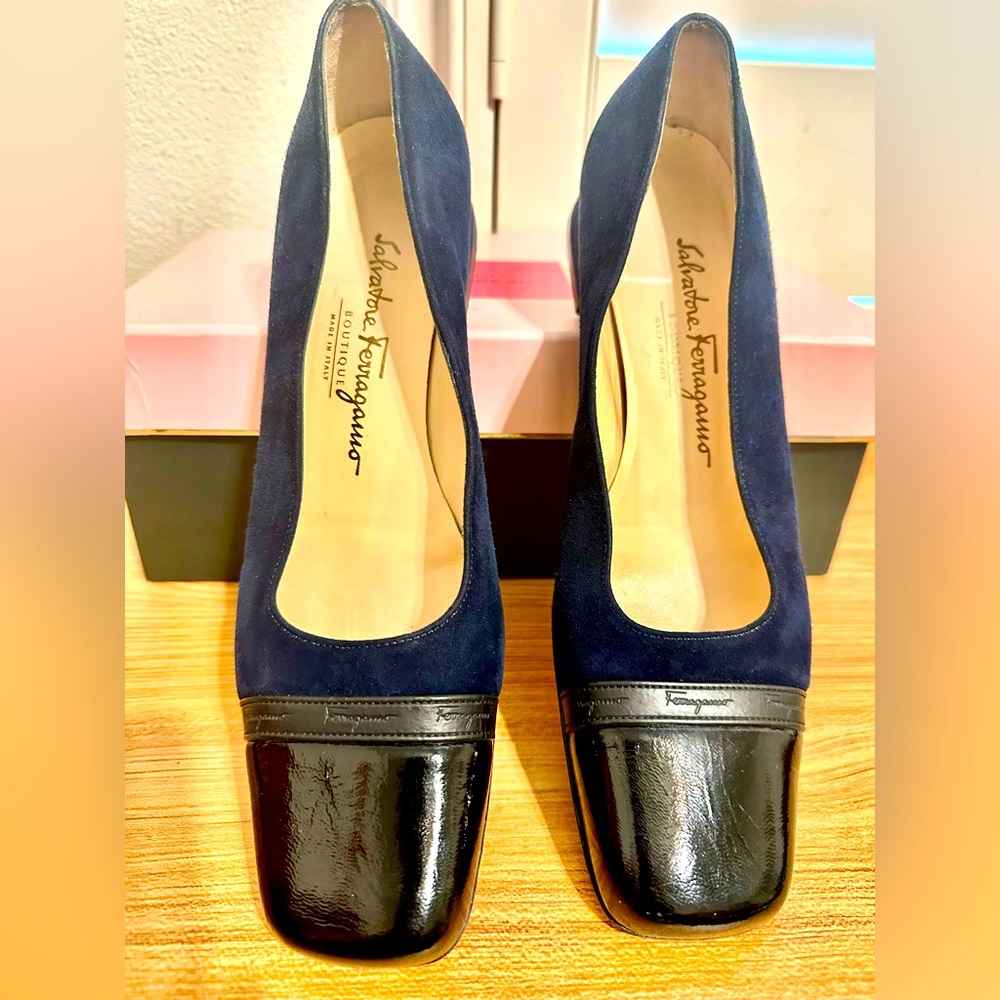 Salvatore Ferragamo women’s Suede Navy and black pumps 9.5AA